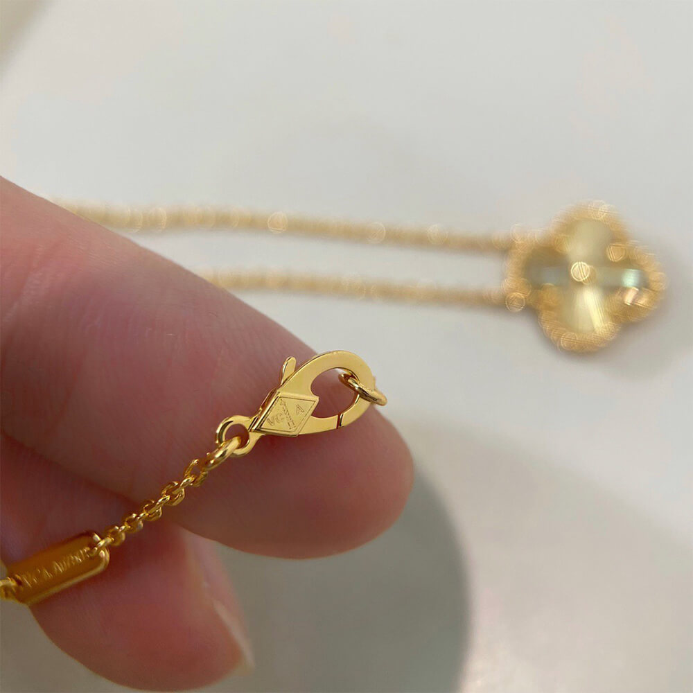 VCA Vintage Alhambra pendant