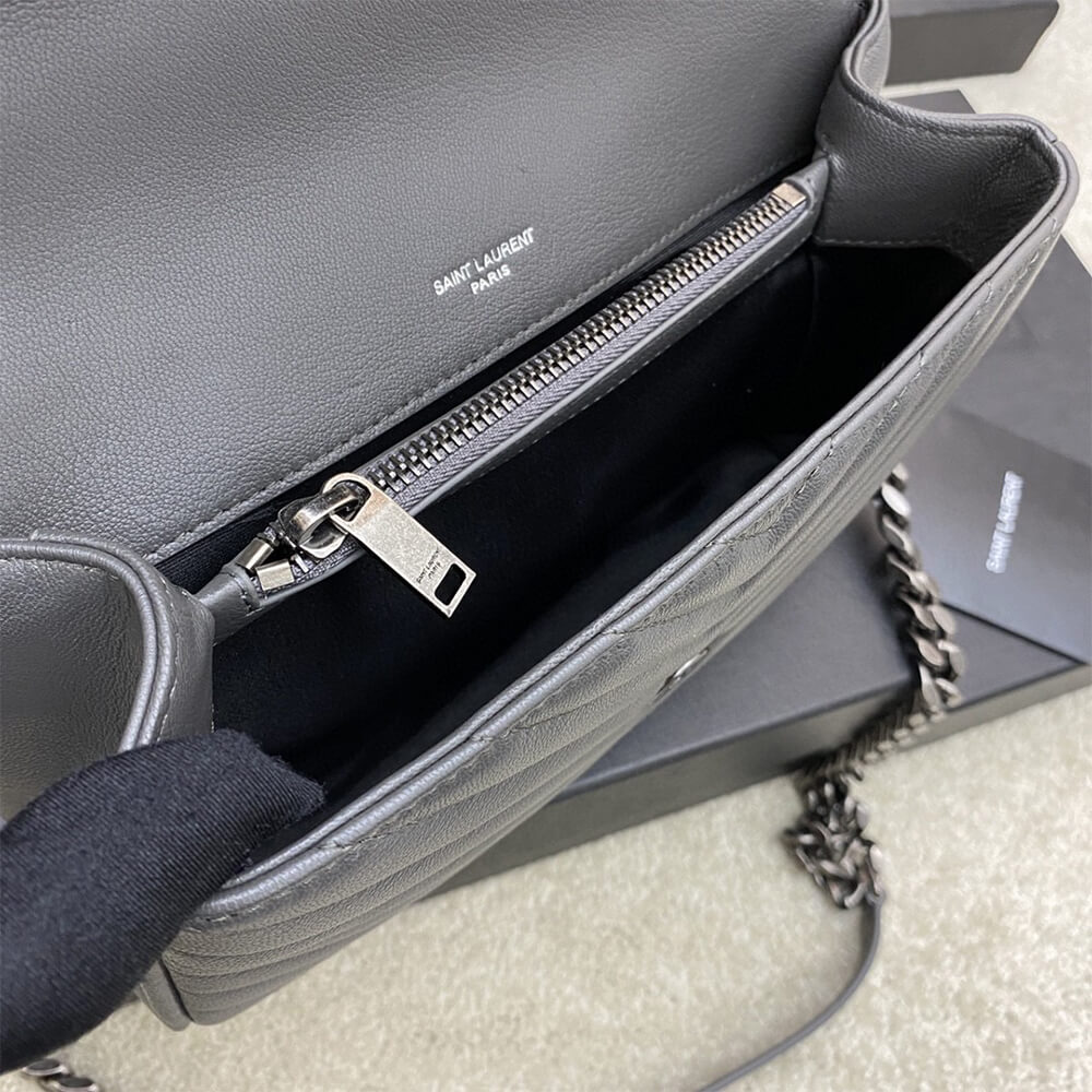 COLLEGE MEDIUM CHAIN BAG IN QUILTED LEATHER