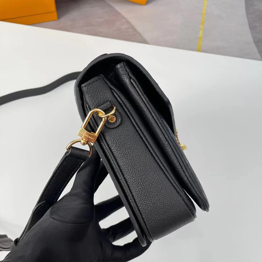 LV Pochette Metis