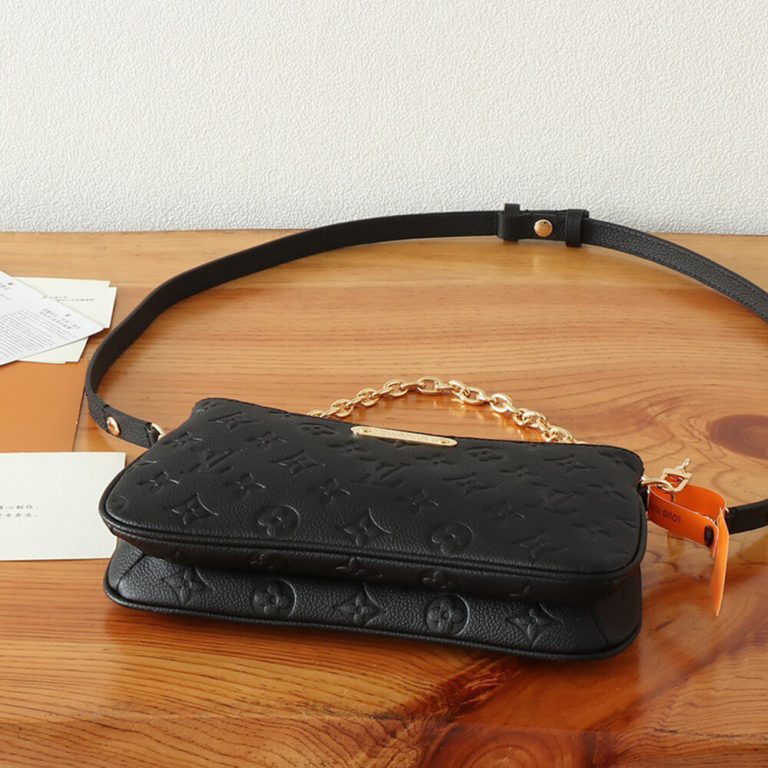 LV Liv Pochette