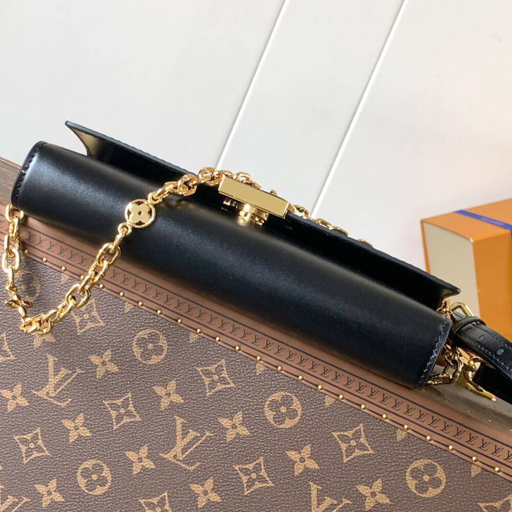 LV Wallet On Chain Capucines