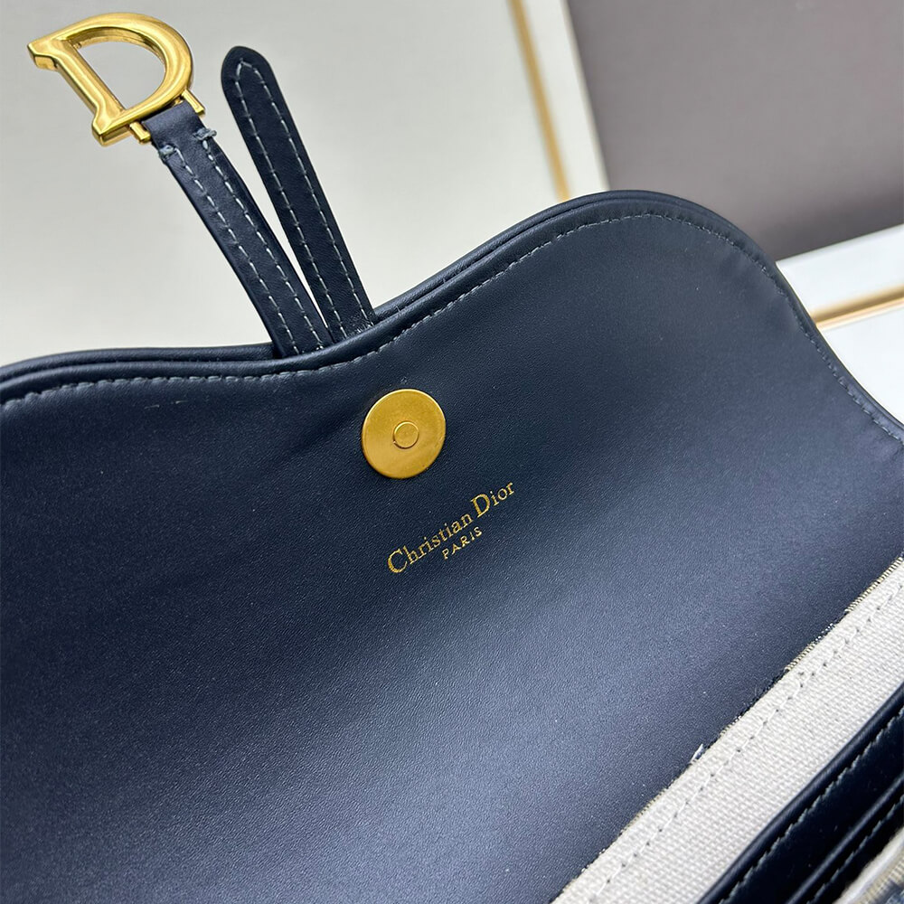 Medium Saddle Pouch with Chain